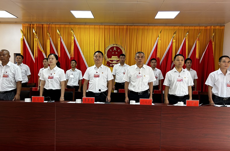 奏唱國(guó)歌.jpg