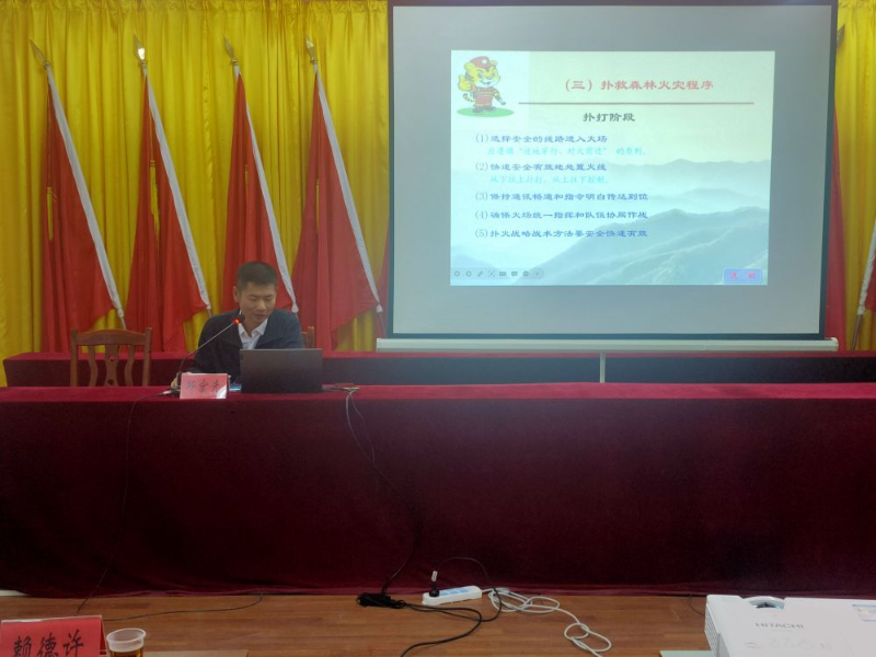 11月29日市林業(yè)局賴德許股長(zhǎng)、市應(yīng)急局邱宏光股長(zhǎng)帶隊(duì)到八甲鎮(zhèn)指導(dǎo)森林防滅火工作并舉辦森林防滅火應(yīng)急培訓(xùn)班，鎮(zhèn)林業(yè)、應(yīng)急部門、各村干部、各村護(hù)林員70余人參加了培訓(xùn)。3.jpg