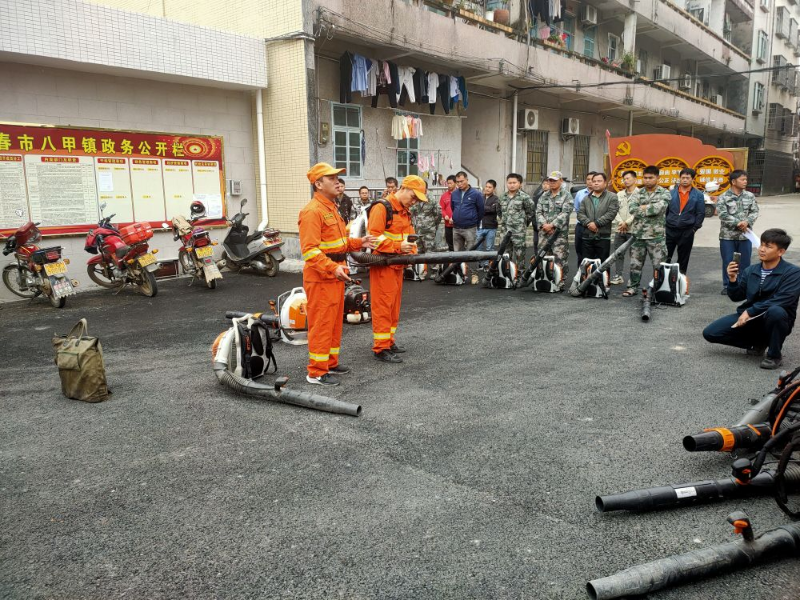 11月29日市林業(yè)局賴德許股長(zhǎng)、市應(yīng)急局邱宏光股長(zhǎng)帶隊(duì)到八甲鎮(zhèn)指導(dǎo)森林防滅火工作并舉辦森林防滅火應(yīng)急培訓(xùn)班，鎮(zhèn)林業(yè)、應(yīng)急部門、各村干部、各村護(hù)林員70余人參加了培訓(xùn)。5(1).jpg
