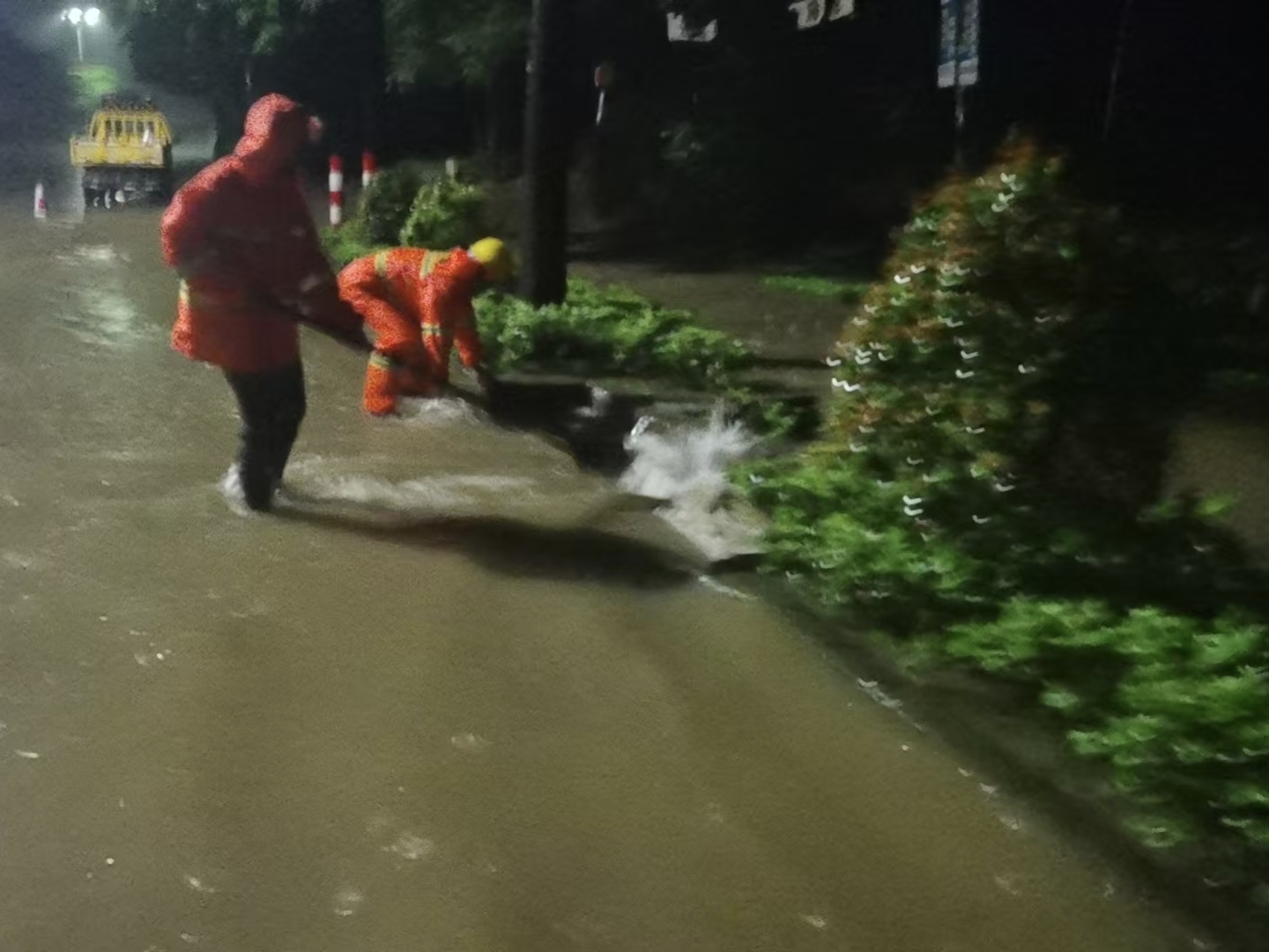 凌晨四點(diǎn)道班人員清理積水.jpg
