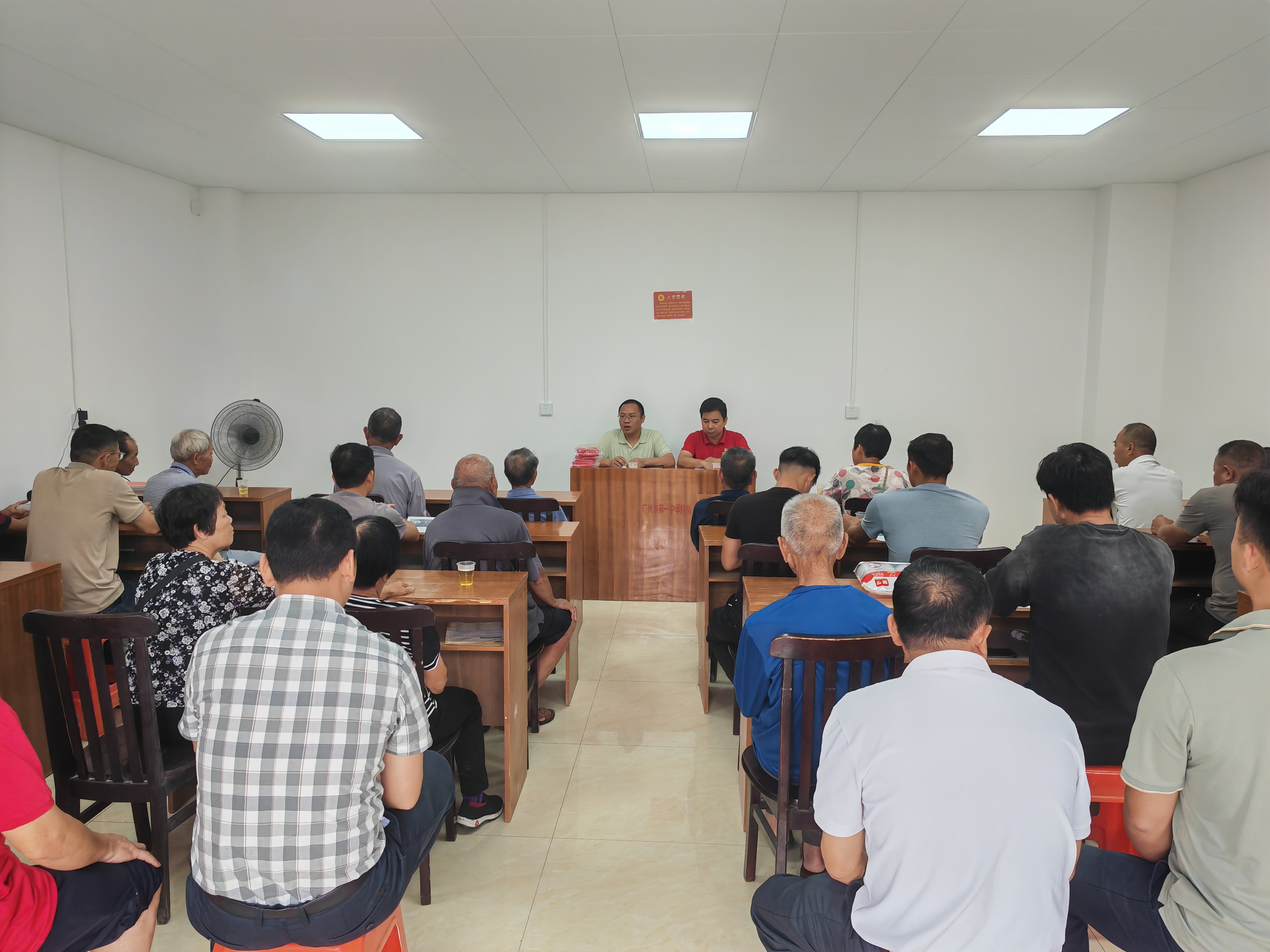鎮(zhèn)黨委書記陳燁在云簾村.jpg