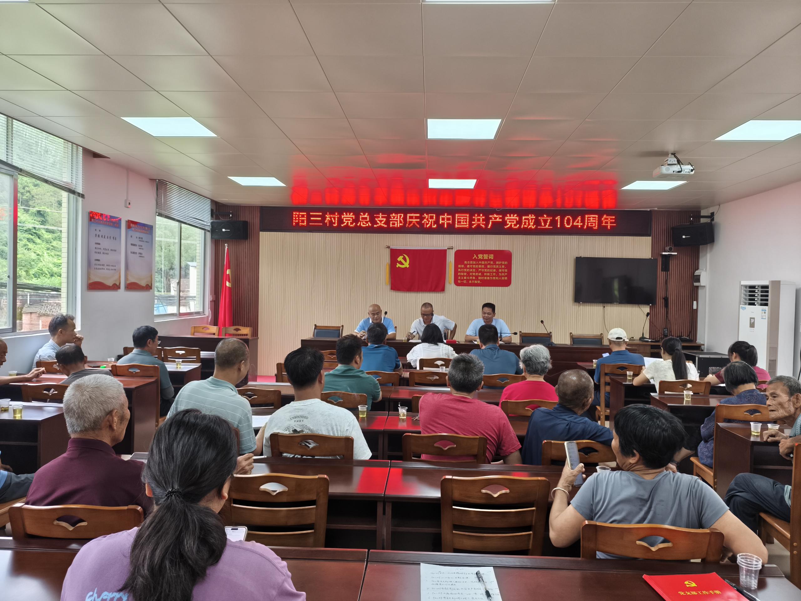 鎮(zhèn)長鄒輝在陽三村 (2).jpg